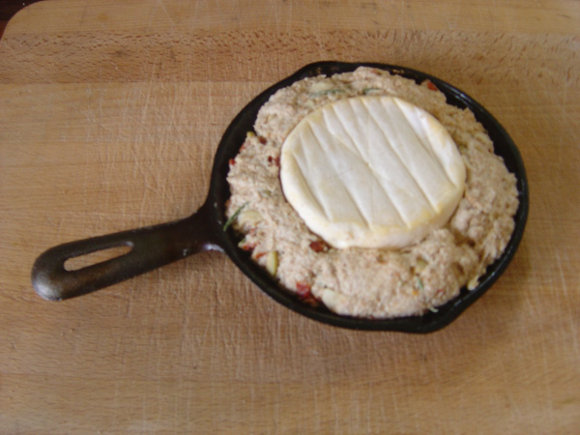 Blumenmuster in Käse einritzen