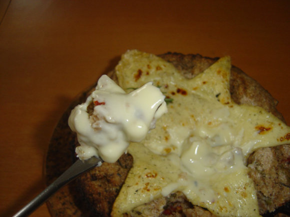 Fonduegabel mit Brot um Käseblumenfondue
